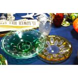 Green glass bowl, amber glass bowl and a vase. (3)