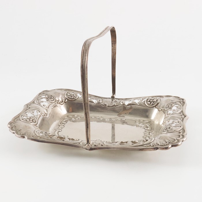 An Edwardian silver basket, Charles Westwood & Sons, Birmingham 1907, rectangular form with pierced - Image 3 of 4