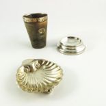 An Edwardian silver scallop shell dish, a beaker and salt cellar