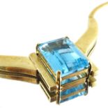 An 18 carat gold and blue topaz necklace