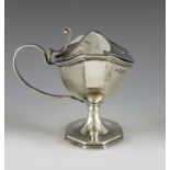 Hendeles and Co., London 1913, a George V silver mustard pot, faceted elongated octagonal section pe