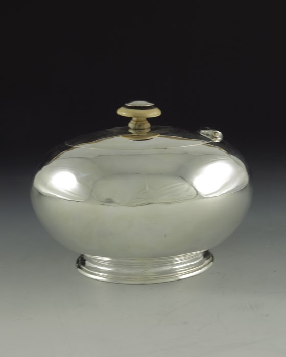 An Imperial Russian silver tea caddy - Image 3 of 3
