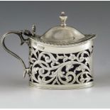 Nathan and Hayes, Chester 1901, an Edwardian silver mustard pot, straight sided oval form, reticulat