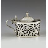 Nathan and Hayes, Chester 1901, an Edwardian silver mustard pot, straight sided oval form, reticulat