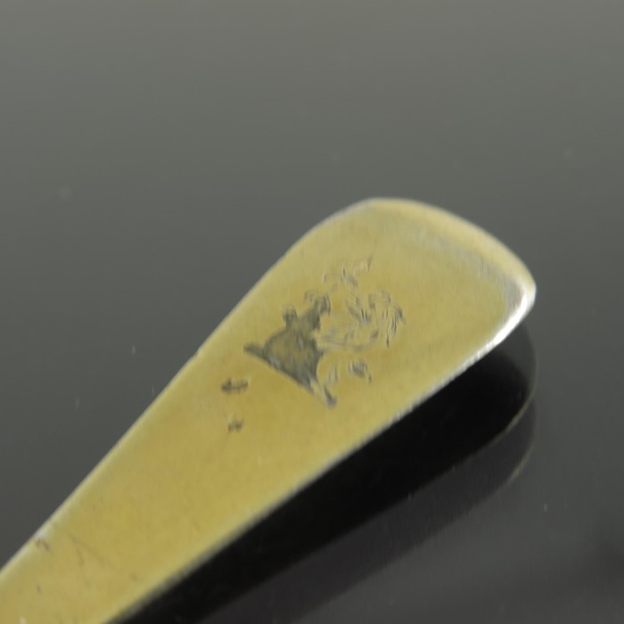 A George II silver gilt picture front teaspoon, London circa 1740 - Image 3 of 3