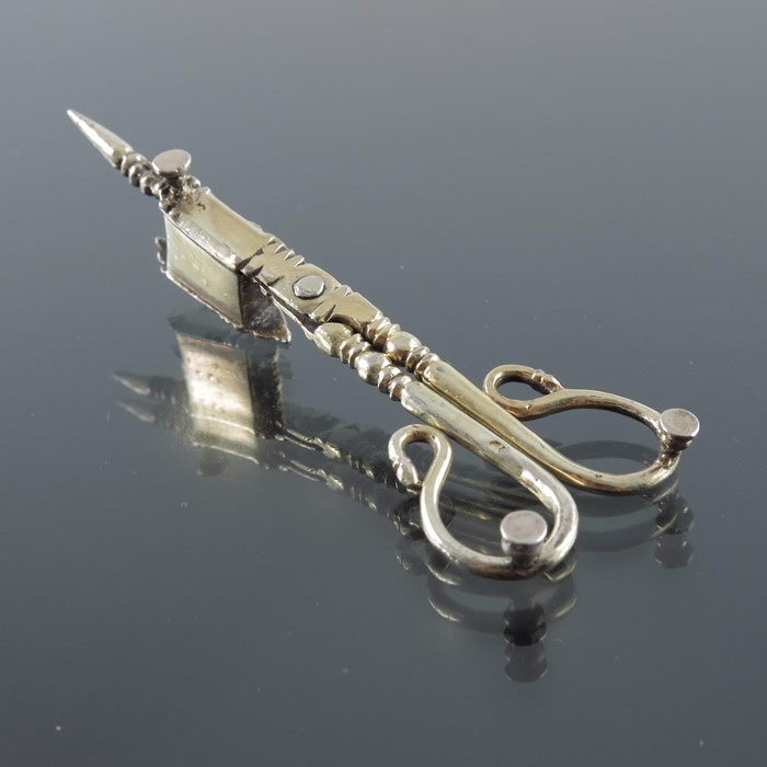 A pair of late 17th century miniature Dutch silver gilt candle snuffers - Image 3 of 5