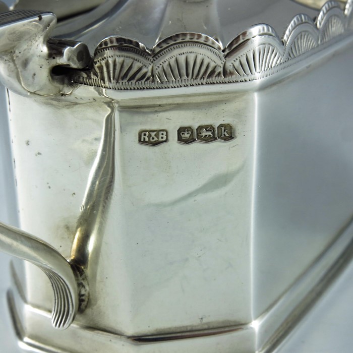 Roberts and Belk, Sheffield 1927, a George V silver mustard pot, elongated octagonal section, with b - Bild 7 aus 7
