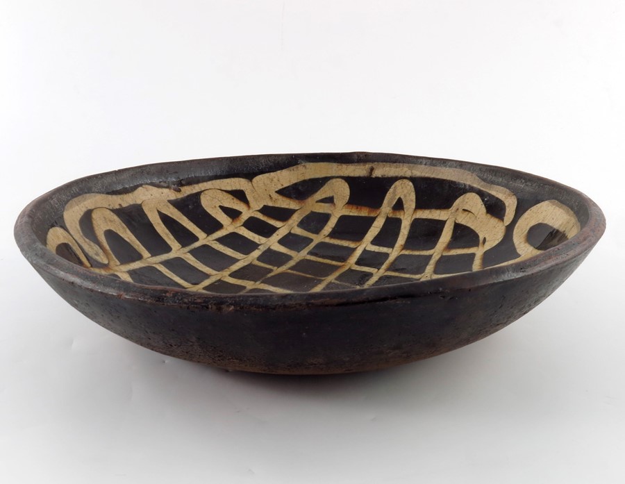 A Staffordshire slipware dish - Image 3 of 6