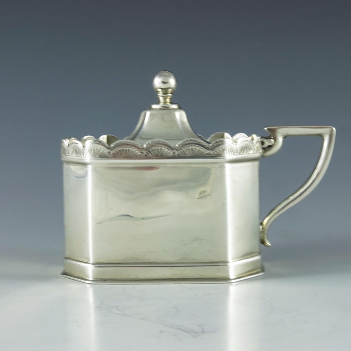 Roberts and Belk, Sheffield 1927, a George V silver mustard pot, elongated octagonal section, with b - Bild 3 aus 7