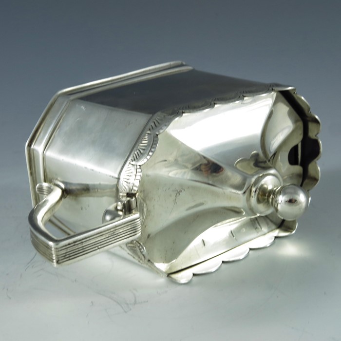 Roberts and Belk, Sheffield 1927, a George V silver mustard pot, elongated octagonal section, with b - Bild 5 aus 7