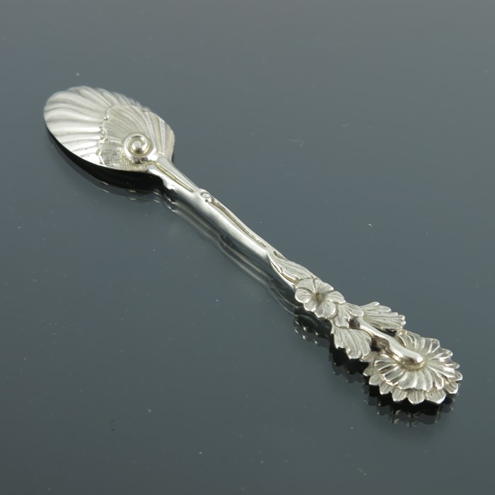 An 18th century cast silver teaspoon - Bild 3 aus 4