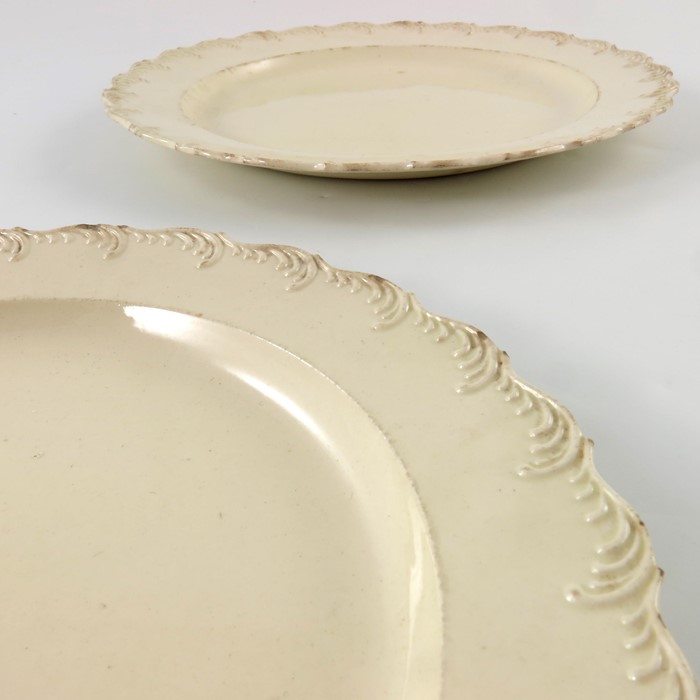 An English creamware charger and two plates, circa 1780 - Image 3 of 9