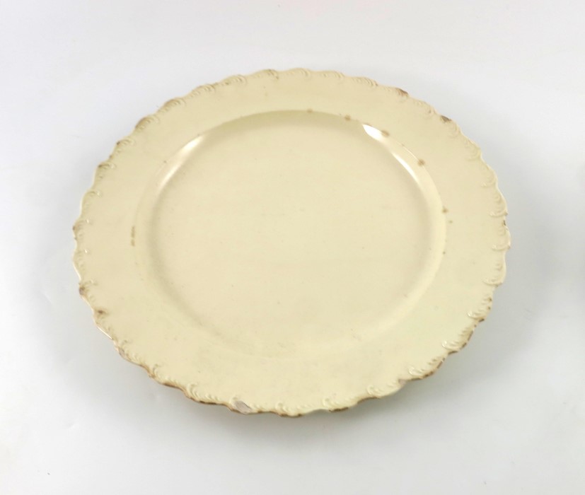 An English creamware charger and two plates, circa 1780 - Image 5 of 9