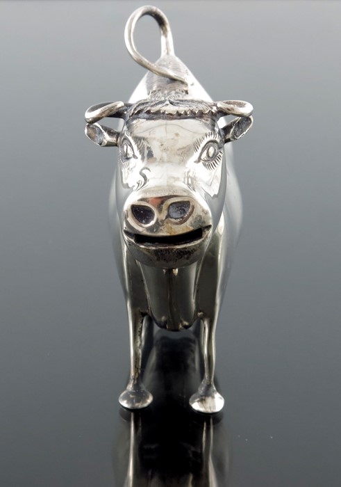 A Dutch silver cow creamer, in the form of a standing cow - Bild 3 aus 6