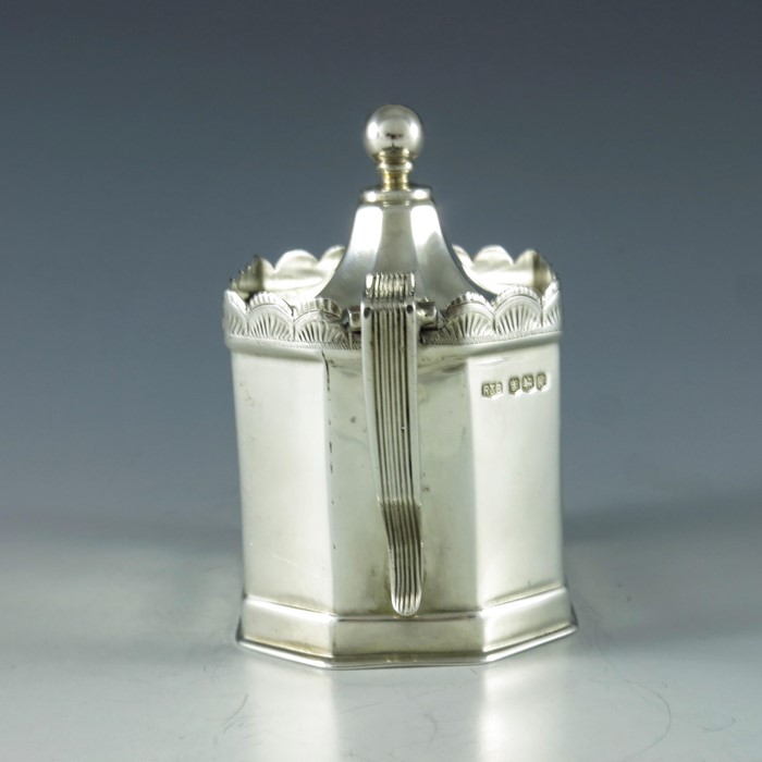 Roberts and Belk, Sheffield 1927, a George V silver mustard pot, elongated octagonal section, with b - Bild 4 aus 7