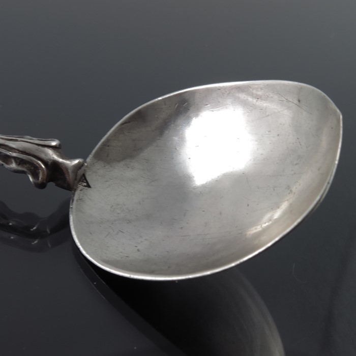 A 17th century Dutch silver auricular style spoon, Arent Hammink, Groningen 1676 - Image 3 of 8