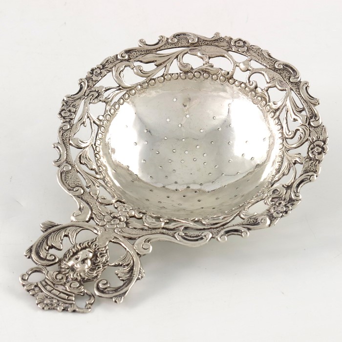 An Edwardian Dutch silver tea strainer, Bethold Muller - Bild 2 aus 5