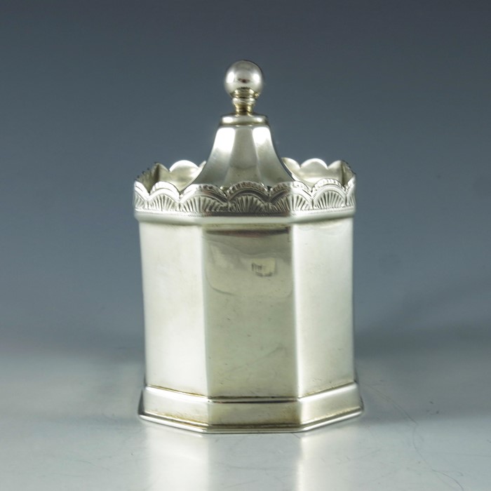 Roberts and Belk, Sheffield 1927, a George V silver mustard pot, elongated octagonal section, with b - Bild 2 aus 7