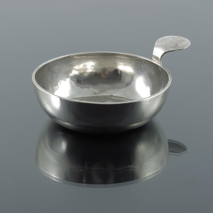 An 18th century Dutch silver porringer, Amsterdam circa 1768 - Image 2 of 5