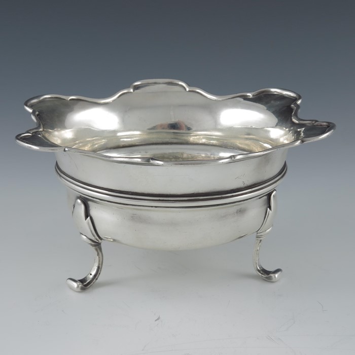 An 18th century Dutch silver bowl, Gregorius van der Troon II, The Hague circa 1770 - Image 2 of 4