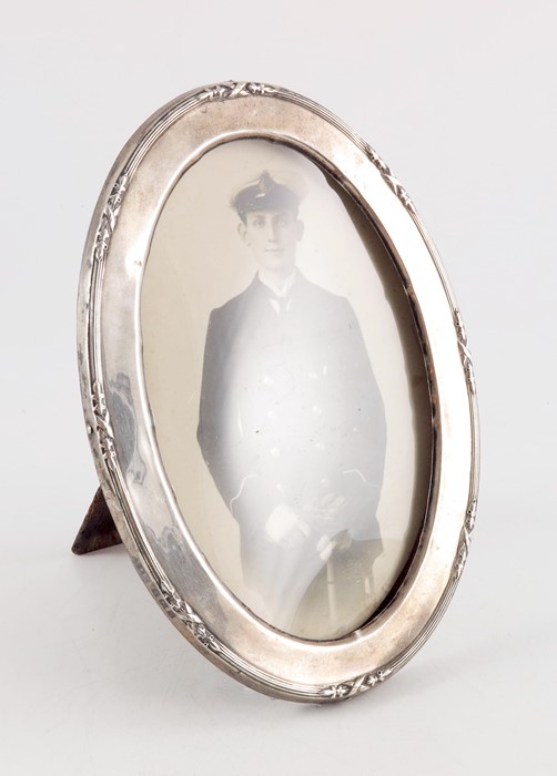 A George V silver photo frame, Cornelius Sauders and Frank Shepherd