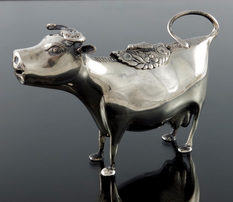 A Dutch silver cow creamer, in the form of a standing cow - Bild 2 aus 6