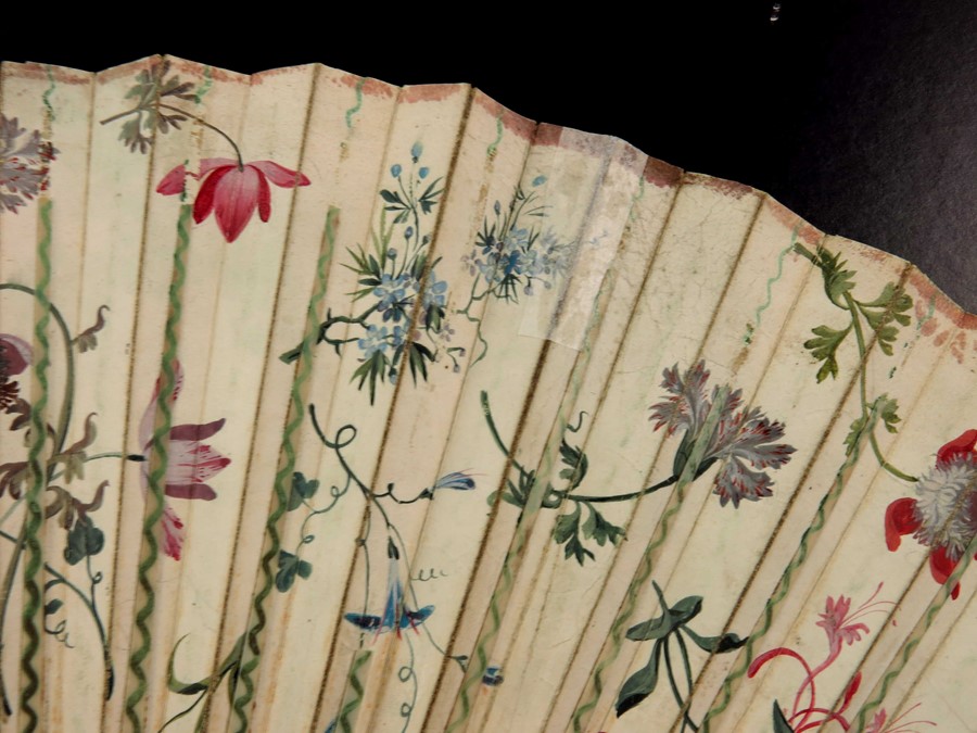 λ An early 18th century ivory fan, circa 1740, with carved and pierced guards and sticks, all profus - Image 12 of 15