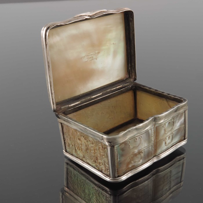 A Louis XV silver and mother of pearl snuff box, discharge mark Paris circa 1750 - Image 5 of 9