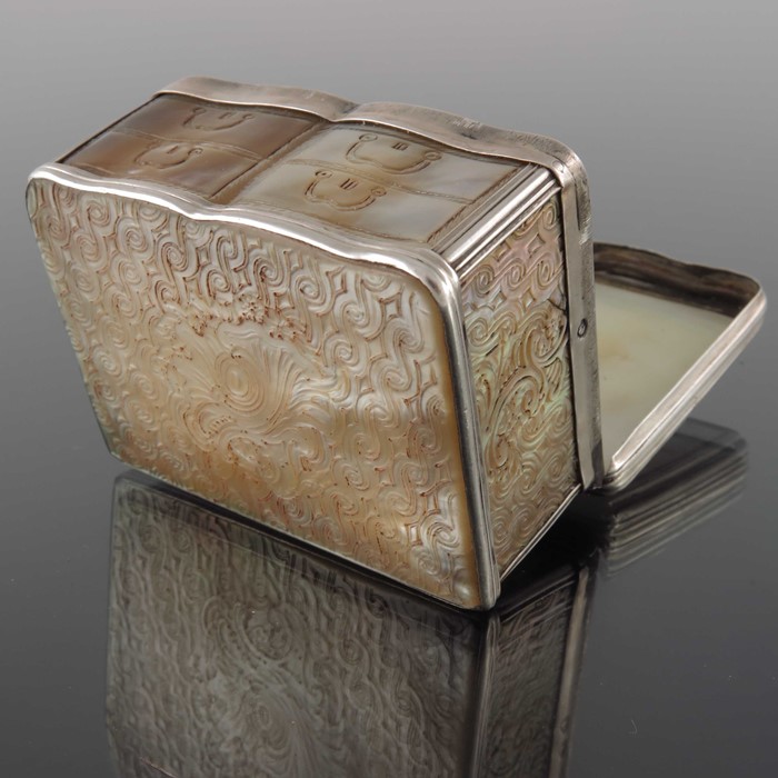 A Louis XV silver and mother of pearl snuff box, discharge mark Paris circa 1750 - Image 2 of 9