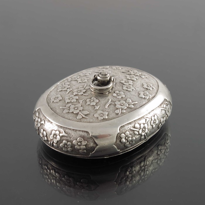 A Chinese silver snuff box, 19th century - Image 2 of 5