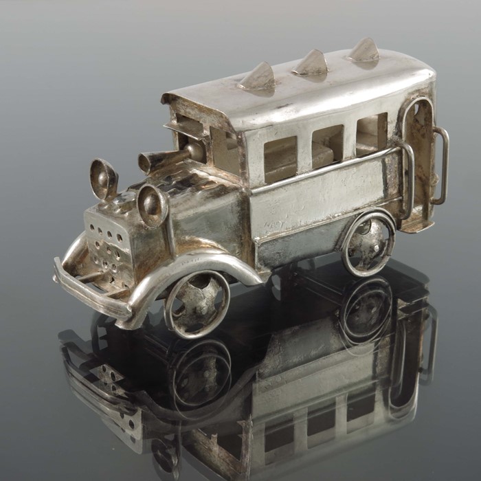 A Chinese export novelty model of a bus, YLS - Image 2 of 6