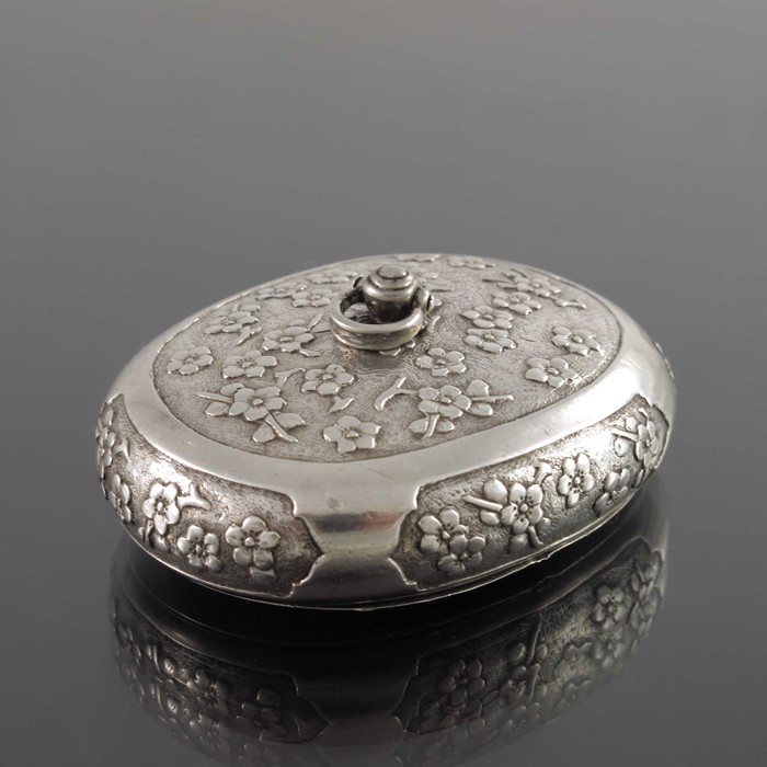 A Chinese silver snuff box, 19th century - Image 3 of 5