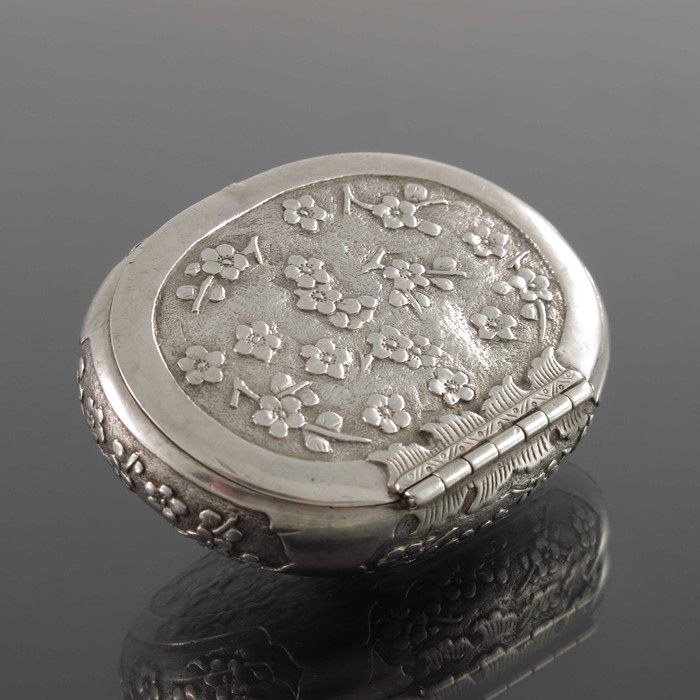 A Chinese silver snuff box, 19th century - Image 4 of 5