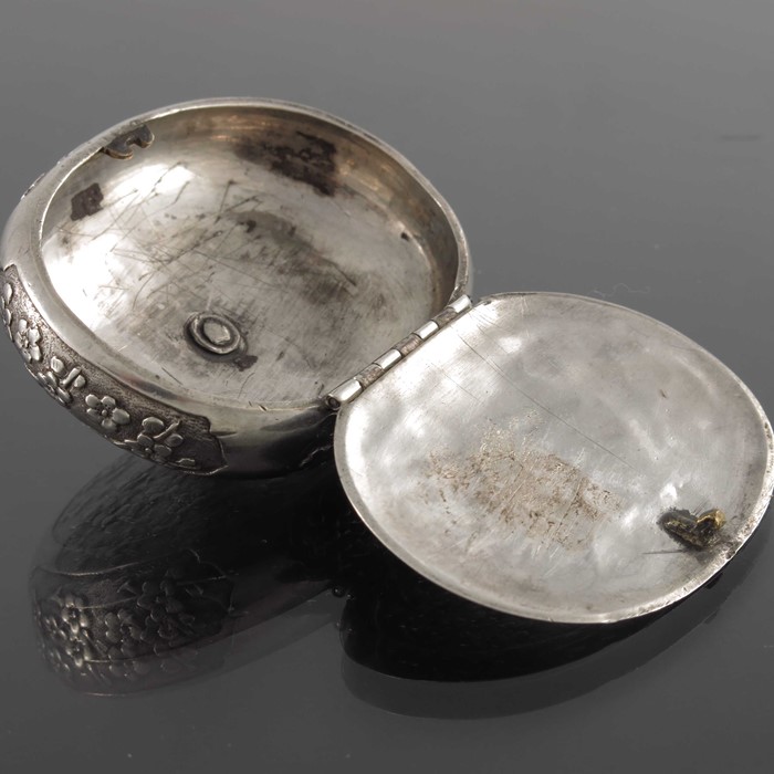 A Chinese silver snuff box, 19th century - Image 5 of 5