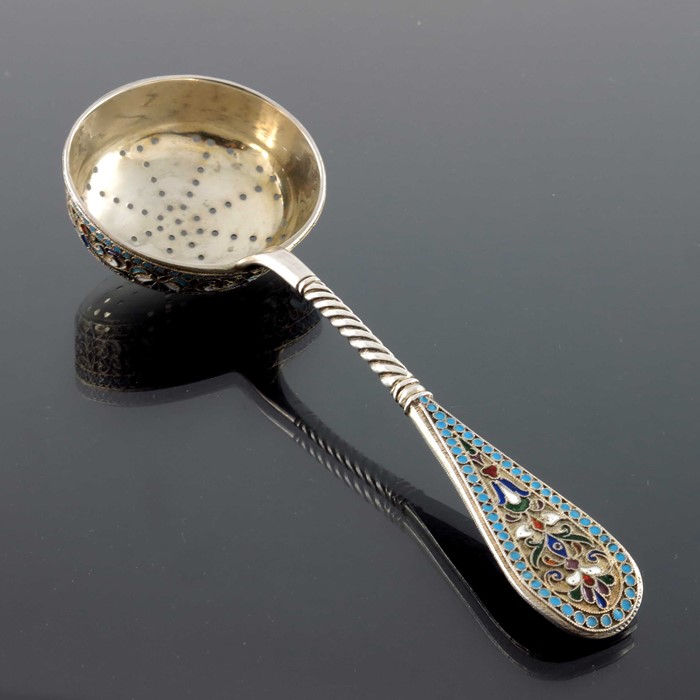 An Imperial Russian silver gilt and cloisonne enamelled tea strainer - Image 2 of 8