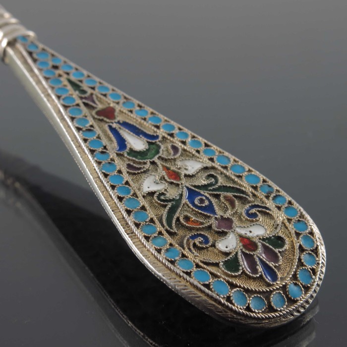 An Imperial Russian silver gilt and cloisonne enamelled tea strainer - Image 4 of 8