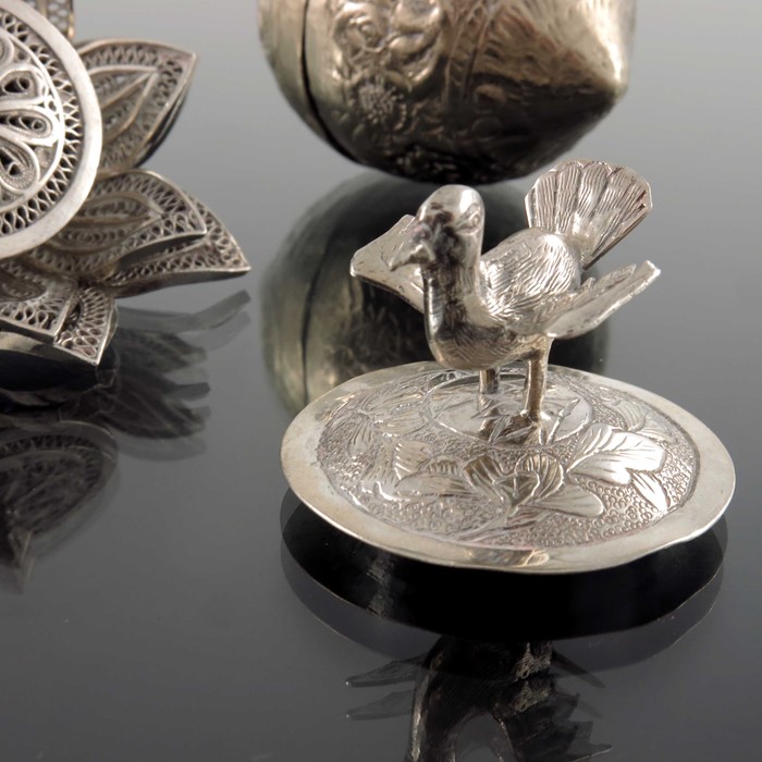 An Oriental white metal box in the form of a lemon, together with a filigree flower head finial - Image 3 of 5