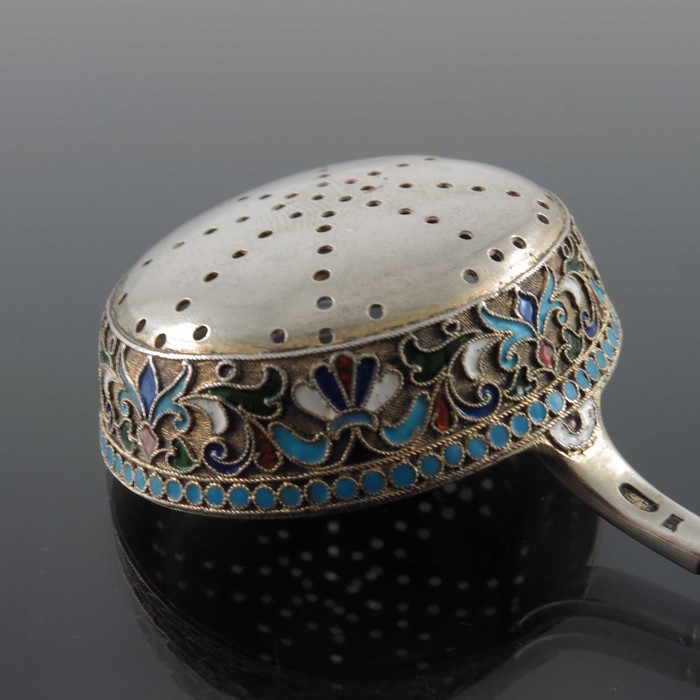 An Imperial Russian silver gilt and cloisonne enamelled tea strainer - Image 6 of 8