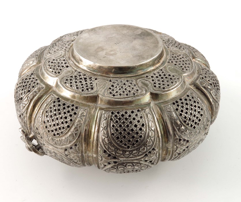 An Indian white metal reticulated incense box - Image 4 of 5