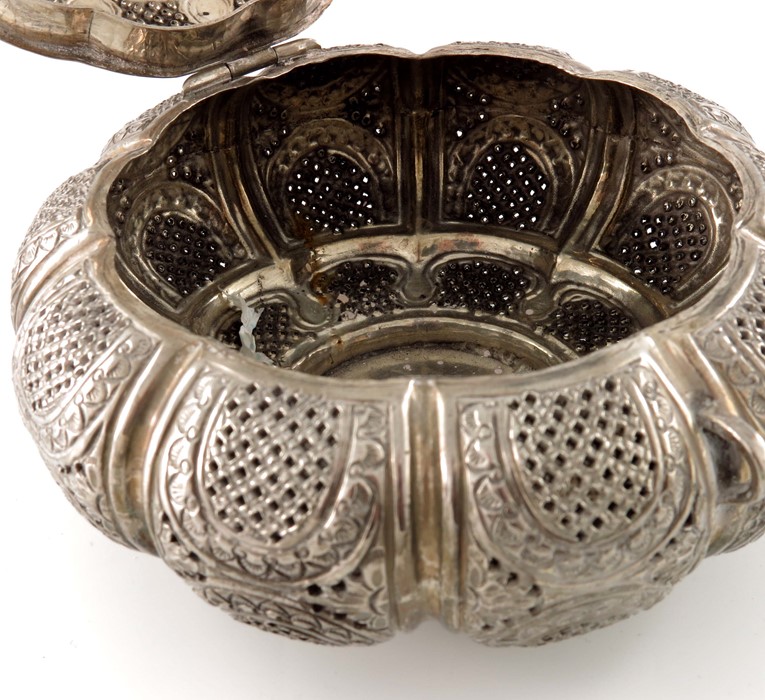 An Indian white metal reticulated incense box - Image 5 of 5