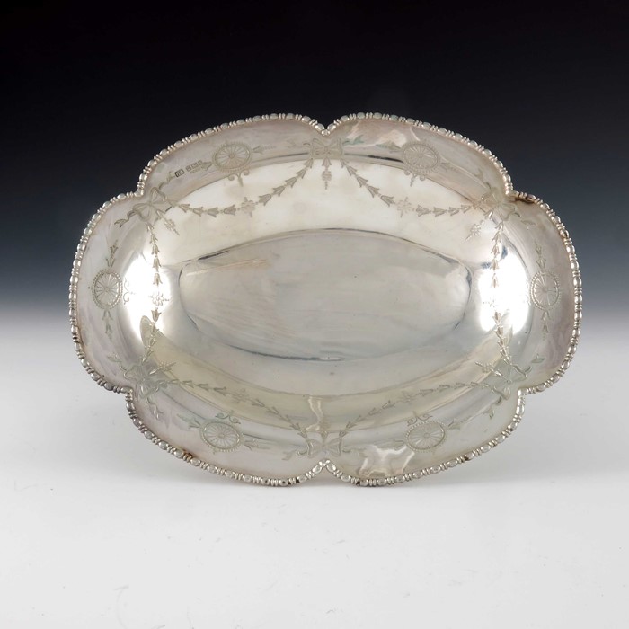 A George V silver dish, Atkin Brothers, Sheffield 1911 - Image 2 of 4