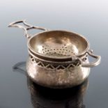 A George V silver tea strainer and stand, Mappin and Webb, Birmingham 1928