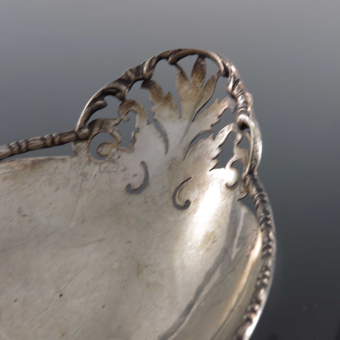 A George V silver dish, Walker and Hall, Sheffield 1935 - Image 2 of 5