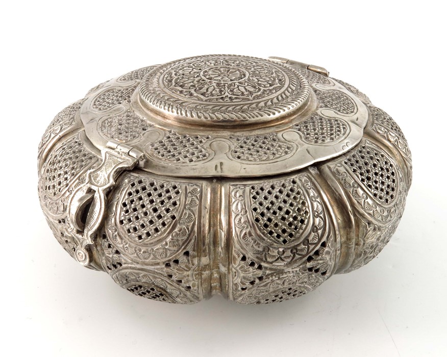 An Indian white metal reticulated incense box - Image 3 of 5