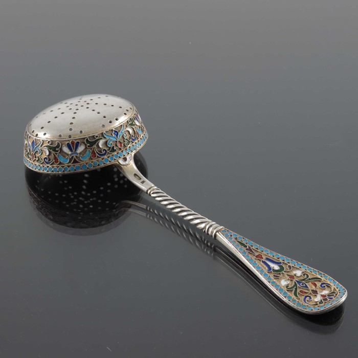 An Imperial Russian silver gilt and cloisonne enamelled tea strainer - Image 5 of 8
