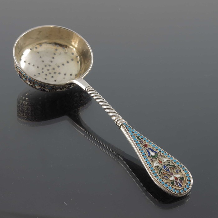 An Imperial Russian silver gilt and cloisonne enamelled tea strainer - Image 3 of 8