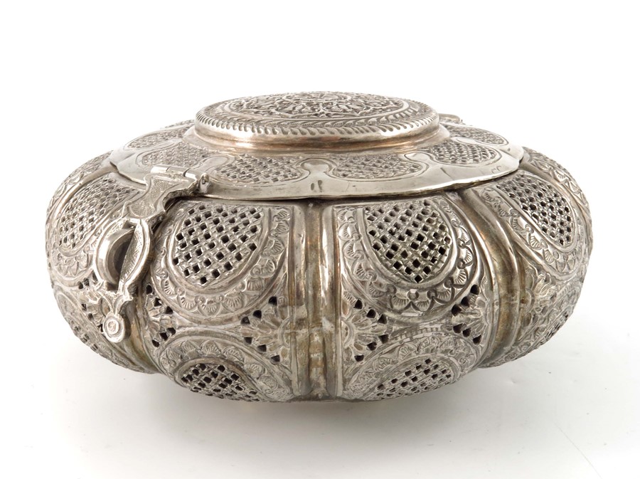 An Indian white metal reticulated incense box - Image 2 of 5