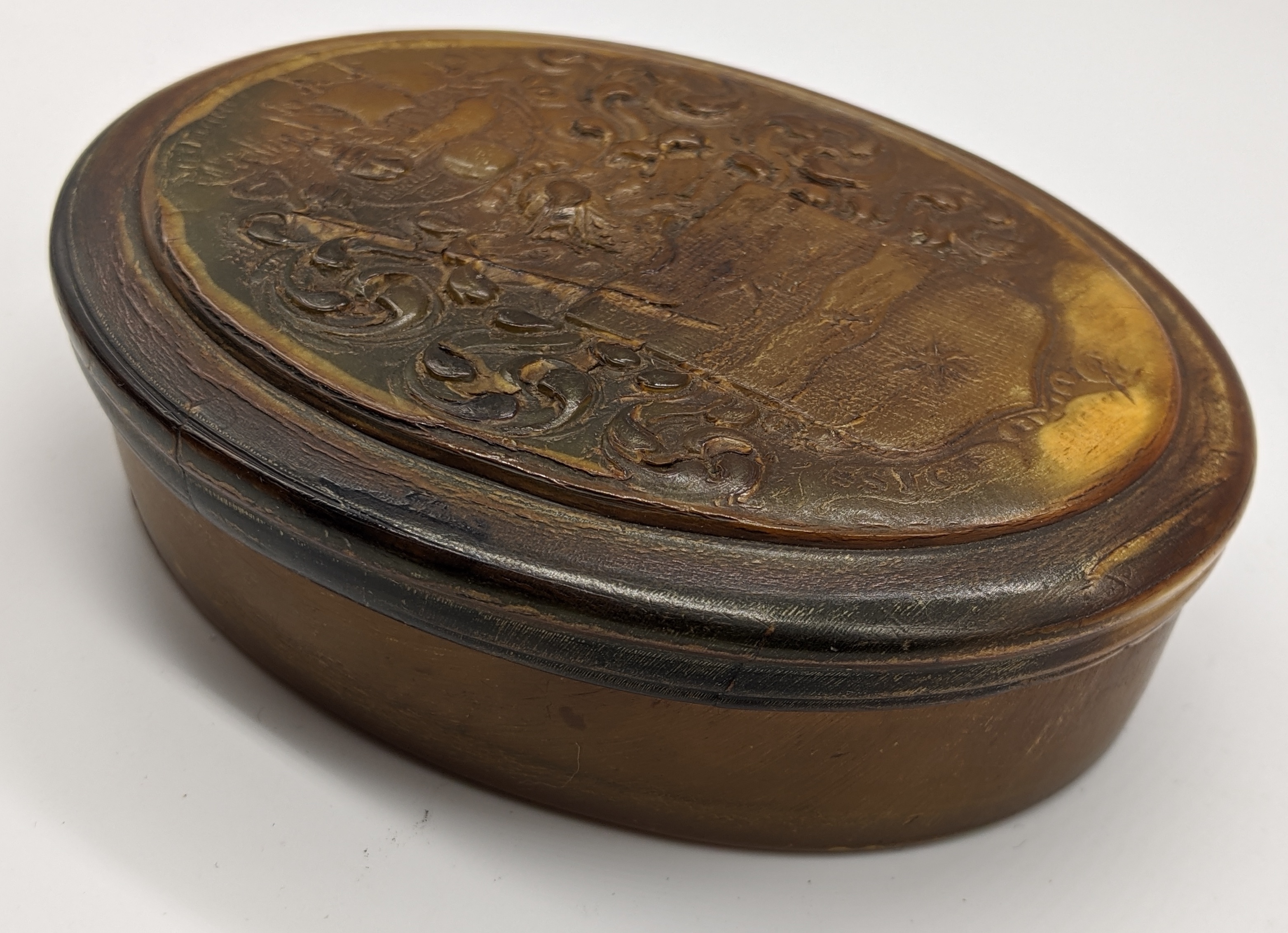 Attributed to John Obrisset, a Queen Anne oval shaped horn snuff box, impressed with the arms of Sir - Image 2 of 3