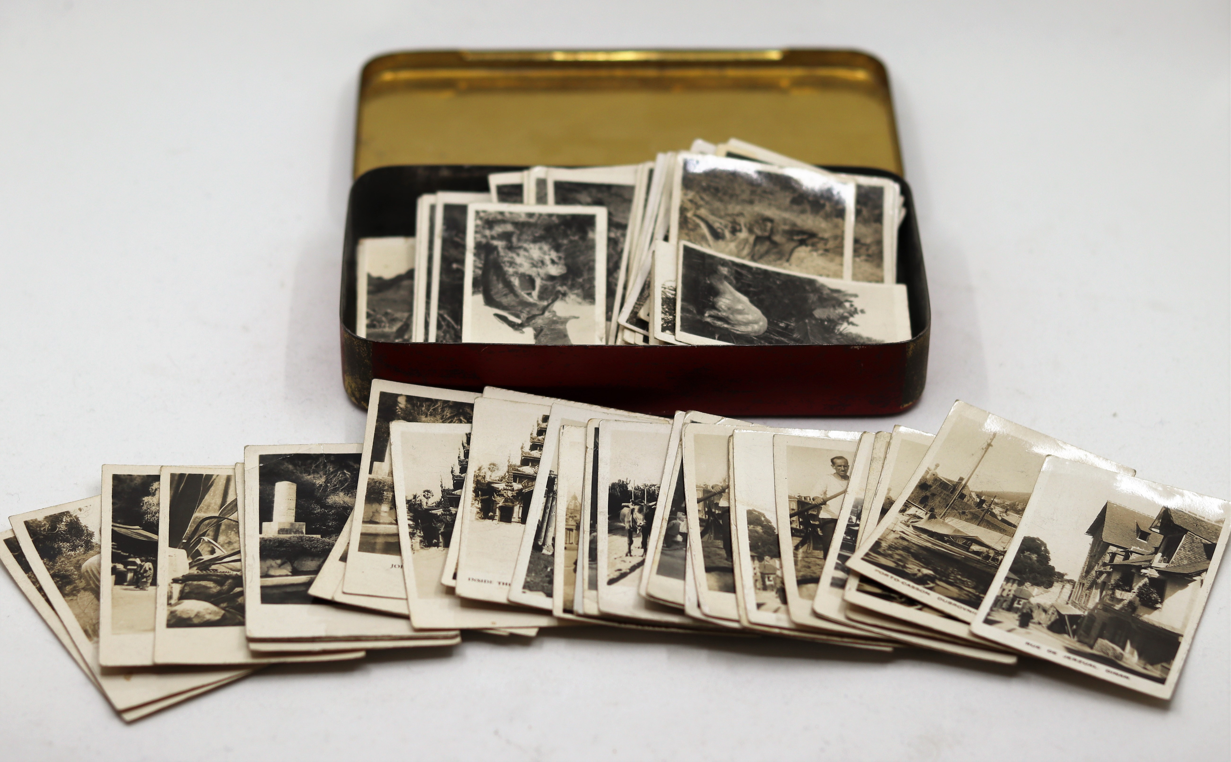 A collection of photographic cards to include Venice, Rome, Hong Kong, Cairo, Burma, New Zealand - Image 2 of 2