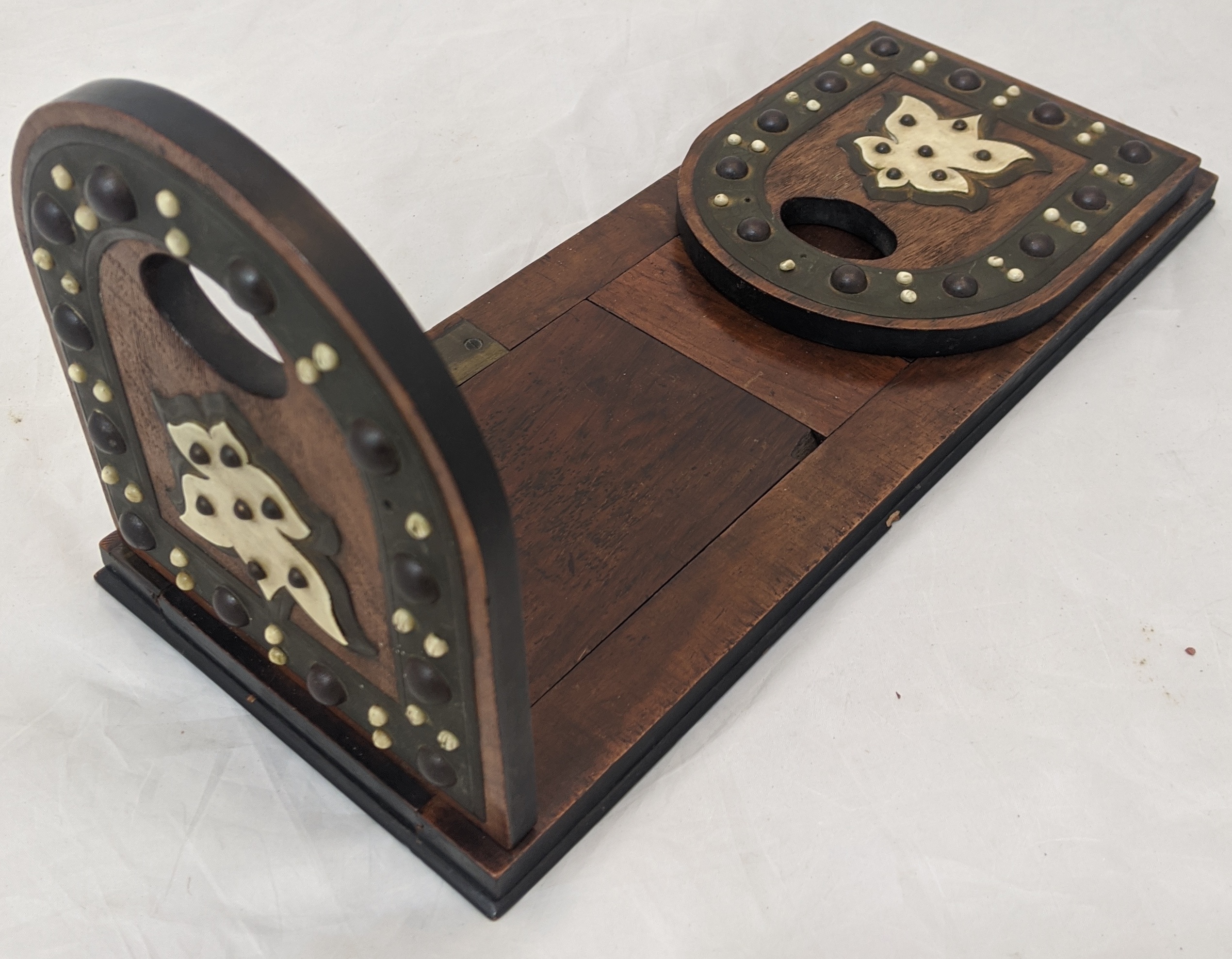 A set of 19th century mahogany extending bookends, the ends inlaid with bone, H 17.5 cm L 56 cm (